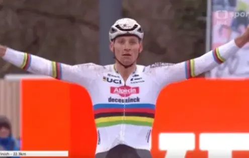 Van der Poel navzdory pádu ovládl Světový pohár v Namuru, Zemanová dojela sedmá